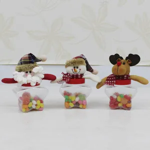 Trois bocaux de bonbons de Noël en forme d'étoile avec des figurines en peluche décoratives