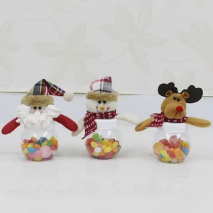 Détail de bocaux à bonbons de Noël avec figurines en peluche de Père Noël et bonhomme de neige