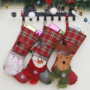 Weihnachtssocken Geschenktüten Mit Weihnachtsmann Schneemann Rentier Kariertem Muster Anhänger Für Weihnachtsdeko Party Zubehör