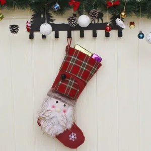 Weihnachtsstrumpf mit 3D-Weihnachtsmann und rotem Karomuster an einer festlichen Wand