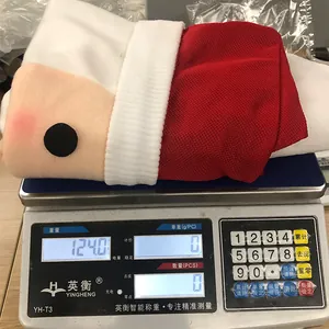 Détail de la housse de chaise Père Noël montrant la peluche et le tissu quadrillé