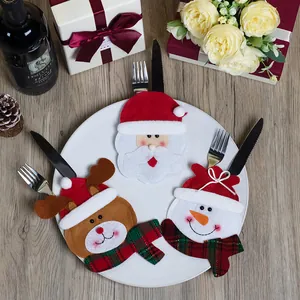 Driedelige kerstbestekhouderset met de kerstman en eland op een wit bord decor