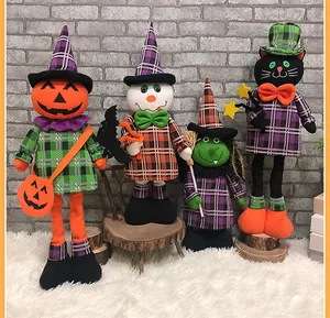 Détail de quatre figurines d'Halloween en peluche avec citrouille, fantôme, sorcière et chat