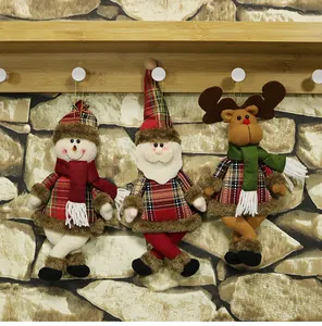 Dettaglio di ornamenti natalizi in peluche con Babbo Natale, pupazzo di neve e renna