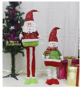 Détail de poupées extensibles Père Noël et Bonhomme de neige avec chapeaux à paillettes et longues jambes