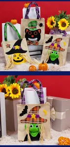 Detalle de bolsas de dulces de Halloween con aplique de calabaza y asa de cinta a cuadros