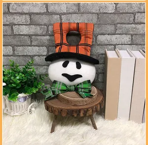 Detalle de muñeco fantasma de peluche para Halloween con sombrero y pajarita
