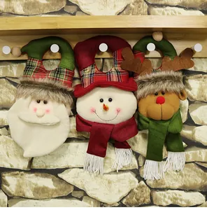 Dettaglio di pendenti in peluche natalizi con figure di Babbo Natale, pupazzo di neve e renna
