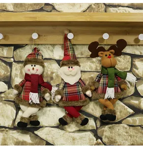 Dettaglio di un set di decorazioni natalizie in peluche con motivi scozzesi rossi