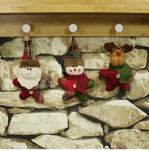 Vue détaillée des peluches de Noël en forme d'étoile avec Père Noël, bonhomme de neige et renne