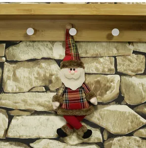 Dettaglio dell'ornamento di Babbo Natale in peluche con cappello scozzese e ecopelliccia