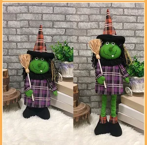 Détail de poupées de sorcière d'Halloween avec jambes réglables et robes à carreaux violets