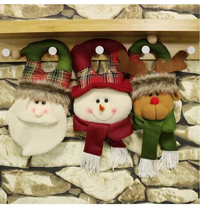 Dettaglio di tre ganci festivi per porta di Natale con Babbo Natale, pupazzo di neve e renna