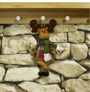 Pendaglio natalizio a forma di renna in peluche con vestito a quadri rossi e sciarpa verde