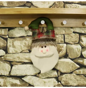 Dettaglio di Babbo Natale in peluche per bottiglie di vino e decorazione per porta in plaid