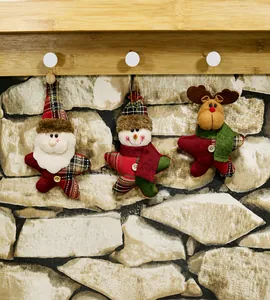 Trois suspensions de Noël en peluche avec Père Noël et bonhomme de neige sur support