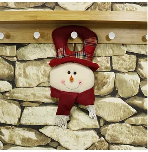 Dettaglio decorazione natalizia a forma di pupazzo di neve con cappello scozzese