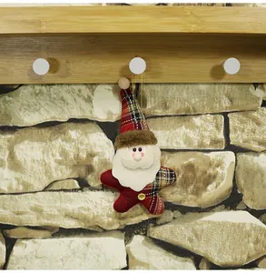 Détail du pendentif Père Noël en tissu écossais rouge avec cordon de suspension doré