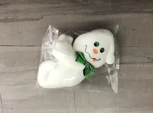 Nahaufnahme vom Halloween-Geist Plüschtier mit grün-karierter Schleife und drei Augen