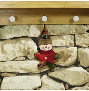 Détail d'un bonhomme de neige en forme d'étoile en tissu écossais rouge et vert sur crochet