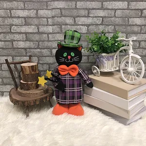 Poupée chat noir d'Halloween avec chapeau à carreaux, manteau et baguette magique étoilée