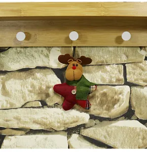 Détail d'un renne de Noël en peluche avec étoile en toile rouge et écharpe verte