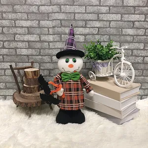 Poupée d'Halloween en peluche avec chapeau de sorcier et tenue de fête orange