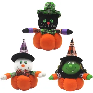 Lot de peluches d'Halloween avec chat noir, fantôme blanc et sorcière verte sur citrouille