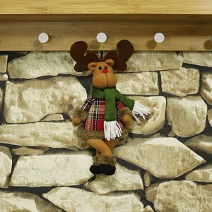 Addobbo natalizio a forma di renna in peluche con camicia a quadri rossa e sciarpa verde