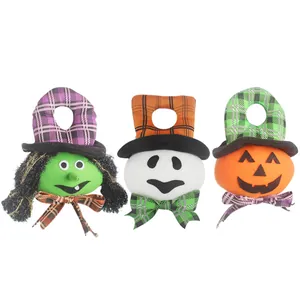 Set de peluches de Halloween con calabaza, bruja y fantasma en sombreros de cuadros