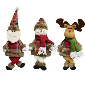 Tre decorazioni natalizie in peluche con Babbo Natale, pupazzo di neve e renna a scacchi
