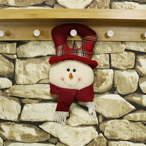 Decorazione natalizia a pupazzo di neve con cappello scozzese rosso e sciarpa a maglia