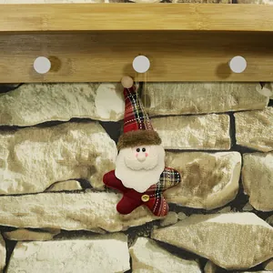 Pendentif bonhomme de neige en peluche avec corps étoile à carreaux et bonnet tricoté