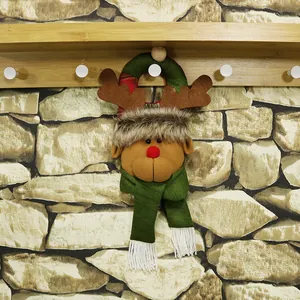 Addobbo natalizio a renna con sciarpa a maglia e pelliccia per decorazioni festive