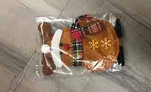 Dettaglio portaposate in tessuto a forma di renna con cappello di Babbo Natale e fiocchi d'oro