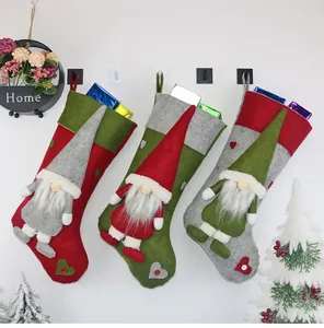 Dreiteiliges Set Weihnachtsstrümpfe mit Wichtel-Motiv, Herz-Patch und Aufhängerschlaufe