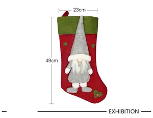 Detailansicht eines Wichtel-Weihnachtssockens mit Maßen 23cm x 49cm und Plüschapplikation