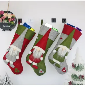 Drei weihnachtliche Socken mit 3D-Gnomen, Herz-Patches und praktischen Aufhängern