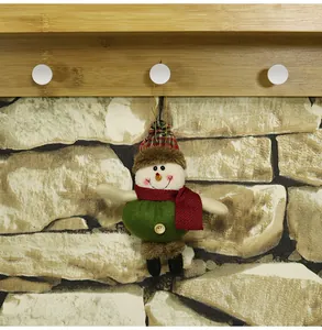Dettaglio di pupazzo di neve in peluche con cappello a quadri per decoro natalizio