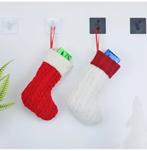 Nahaufnahme der Zopfstrick-Weihnachtssocken mit Deko-Geschenkboxen und Aufhängeschlaufen