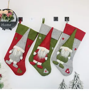 Dreiteiliges Set Weihnachtsstrümpfe mit 3D-Wichteln und Herz-Patches zum Aufhängen am Baum