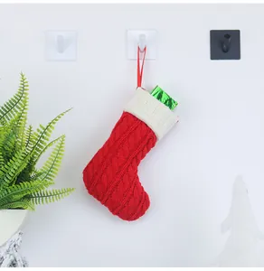 Detail von rotem Strick-Weihnachtsstrumpf mit weißem Umschlag und Aufhängeschlaufe