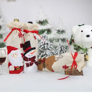 Dettaglio dei copribottiglia di vino natalizi in iuta con motivi di Babbo Natale e renna