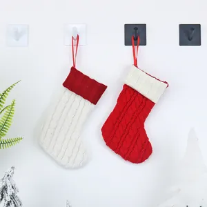 Gestrickte Weihnachtsstrümpfe in Rot und Weiß mit praktischen Aufhängern