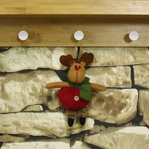 Addobbo natalizio a forma di renna in peluche con corpo rosso, sciarpa verde e cordino