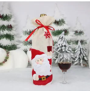 Dettaglio del sacchetto per vino in iuta di Natale con applicazione Babbo Natale e nastro rosso