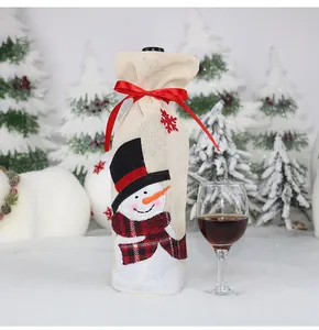 Dettaglio copribottiglia di Natale con pupazzo di neve, fiocco rosso e paillettes