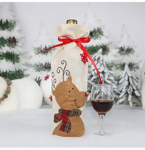 Dettaglio del copribottiglia di vino natalizio in juta con renna e fiocco rosso decorativo