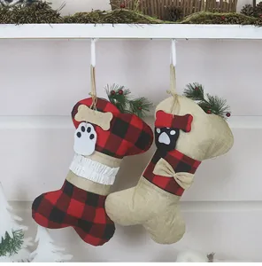 Detail von weihnachtlichen Socken in Knochenform mit Karomuster und Pfotenabdrücken