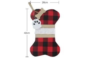 Karomuster Weihnachtssocke in Knochenform für Haustiere mit Maßen 42x26 cm auf weißem Hintergrund